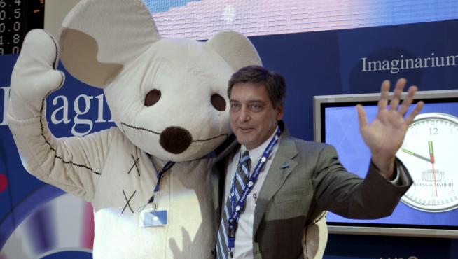 Félix Tena, presidente de Imaginarium con la mascota de la cadena.