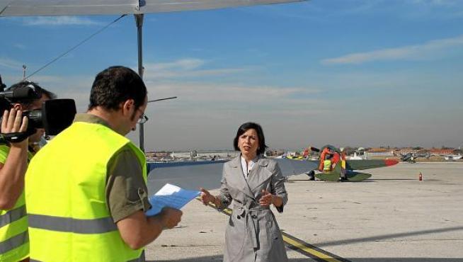 Miguel Lobera y Maite Puntes durante la grabación en el aeródromo de Cuatro Vientos