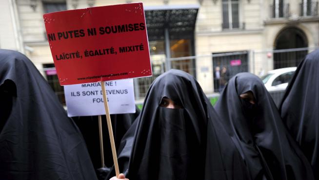 Protesta contra el burka en las calles de París