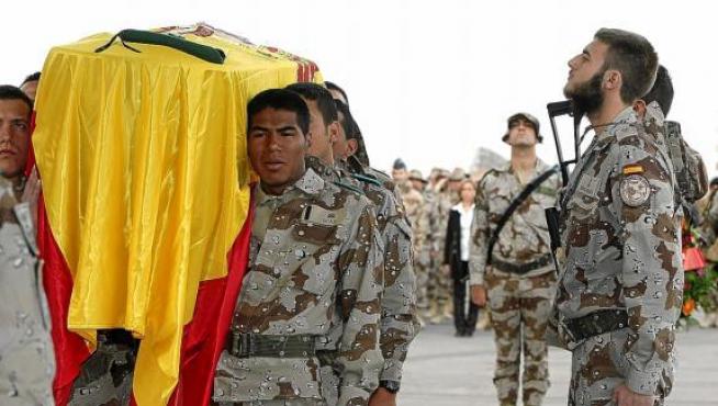 Varios compañeros de John Felipe Romero llevan a hombros el féretro con sus restos, ayer en Herat.