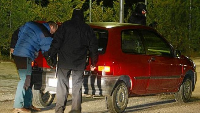 Dos policías registran el martes un vehículo en la urbanización de Jaca en la que vivía Igor Martín