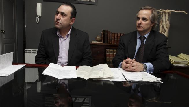 El zaragozano Ramón Francés, a la izquierda, junto a su abogado, Simón Lahoz.