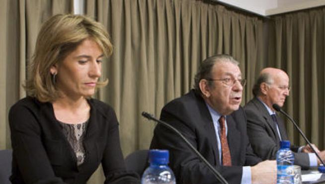 María Leciñena, Román Alcalá e Ignacio Martín-Retortillo (izda-dcha), durante la presentación del Círculo Aragonés de Economía