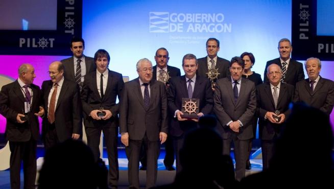 Foto de familia de los premiados junto al vicepresidente aragonés y el consejero de Industria