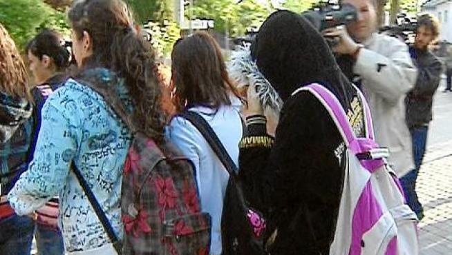 Un instituto de Pozuelo cambia su normativa sobre el velo islámico para no acoger a Najwa