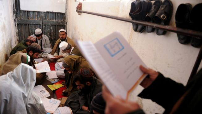 Prisioneros talibanes, estudiando en una cárcel a las afueras de Kabul