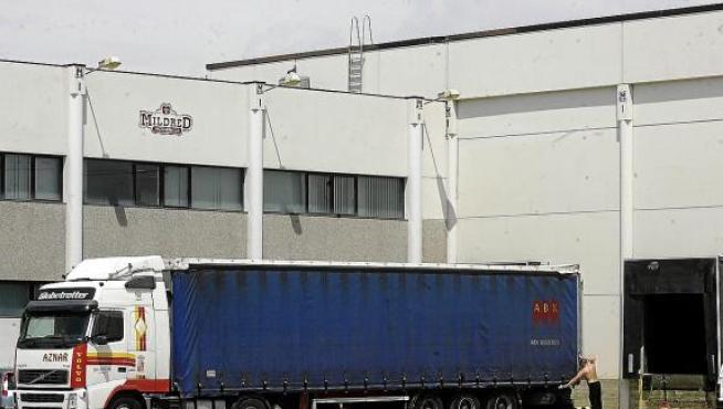 Un camión salía ayer con parte del material de la fábrica que Mildred tenía en Huesca.