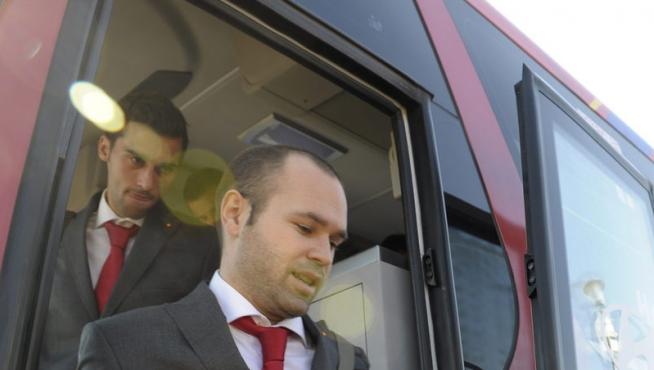 Andrés Iniesta baja del autobús de la selección