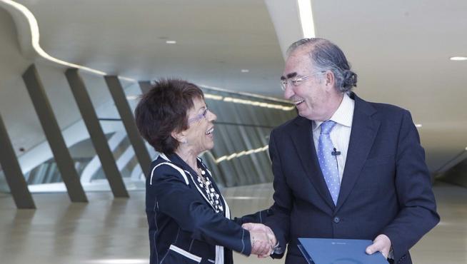 Encarnación Vivanco y Amado Franco durante la firma del acuerdo