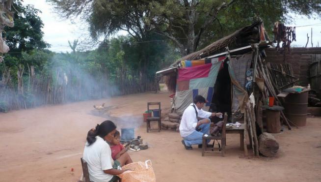 Un técnico de proyecto Aedes Norte-Sur examina las vinchucas, los chinches que transmiten el mal de Chagas, en una vivienda de la zona indígena de Camiri, en Bolivia