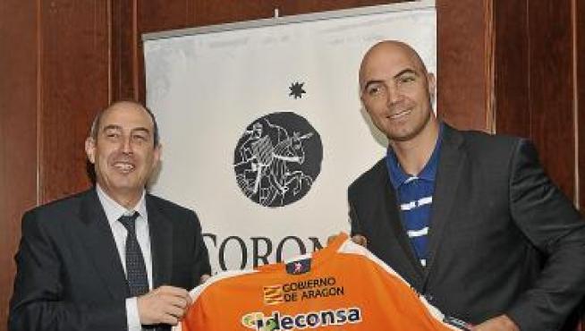 Domingo Aguerri, presidente, y Lozano, que lucirá el dorsal 11.