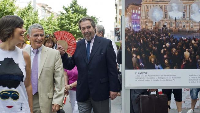 Los alcaldes de Zaragoza y Toulouse visitan la exposición sobre la ciudad francesa en la plaza de Aragón