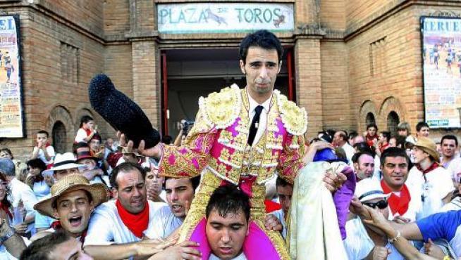 Sergio Cerezos, a hombros de sus amigos, en el día de su alternativa.