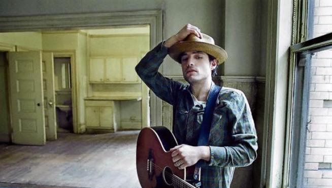 Jakob Dylan, muy previsor, se sujeta el sombrero a pesar de la ventana cerrada. Quizá amaga un saludo...