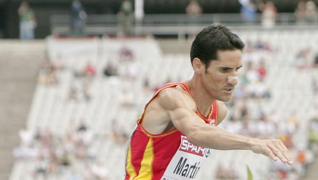 Eliseo Martín salta una valla durante la carrera