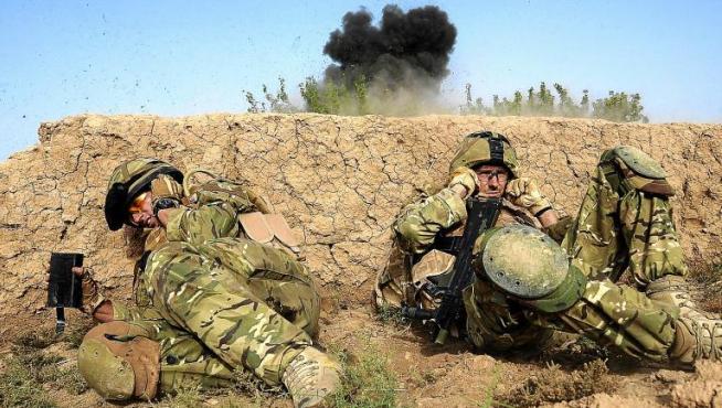 Soldados del primer batallón del regimiento del duque de Lancaster se protegen de las explosiones en Afganistán.