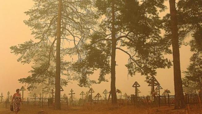 Una mujer camina cerca del cementerio de Beloomut, a 130 kilómetros de Moscú.