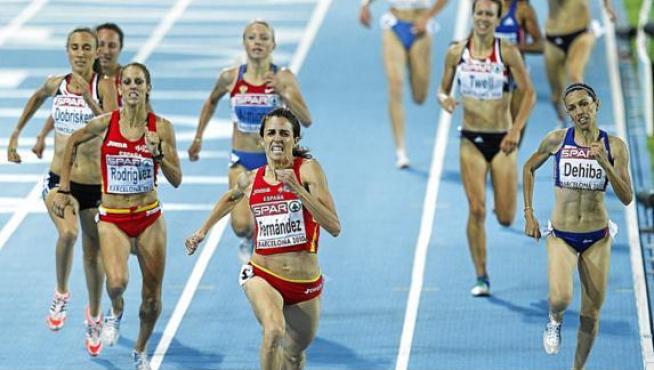 Nuria Fernández cruza victoriosa la meta. Tras ella y a la izquierda, Natalia Rodríguez.