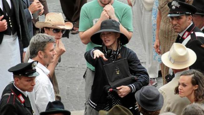 Madonna, de negro y con sombrero, da instrucciones a los actores y extras de la película.