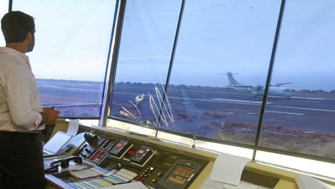 Un controlador observa la llegada de un avión desde la torre de control de La Gomera.