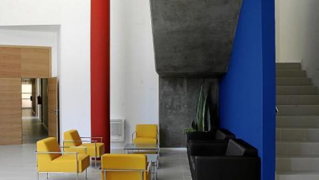 El inmueble tiene un recibidor y dos plantas para los docentes.