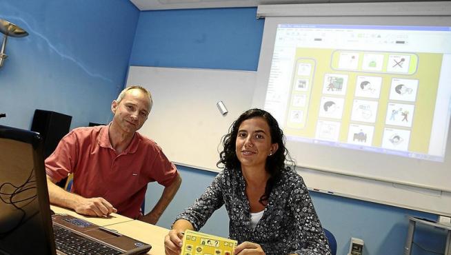 Joaquín Ezpeleta, director del departamento de Informática, y Carolina Palacio, que ha culminado la aplicación dentro de su proyecto