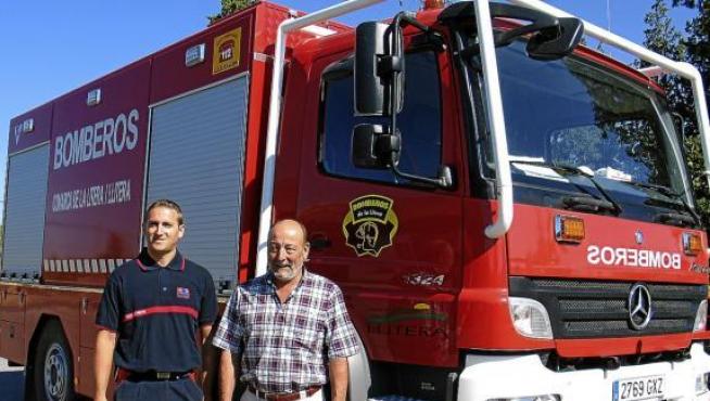 Javier Campos, jefe del parque de bomberos, junto a Josep Chauvell, presidente de la comarca.