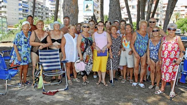 Un grupo de aragonesas veraneantes en La Pineda y afectadas por la negativa a dar recetas posan en la playa.