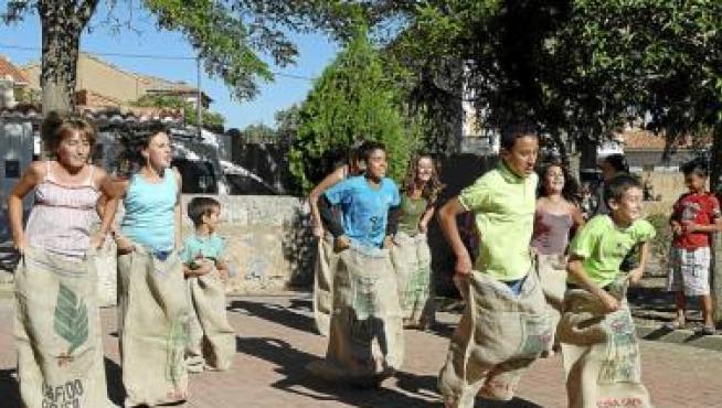 Los niños se divirtieron con carreras de sacos.