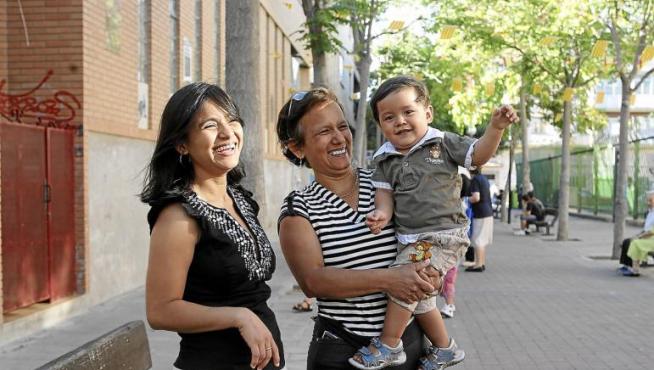 Andrea del Socorro, su hija Ana Berta y su nieto, Giovanni Alexander, disfrutan de su tiempo libre dando un paseo.