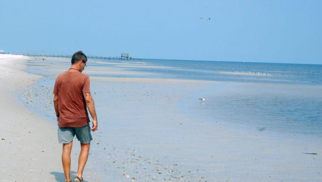 Las playas comienzan a estar libres de crudo, pero los turistas todavía no vuelven