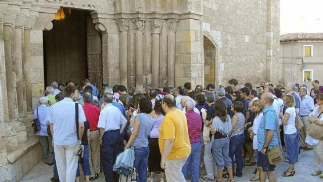 Los espectadores entran a la iglesia de San Miguel, el jueves, para asistir a uno de los conciertos.