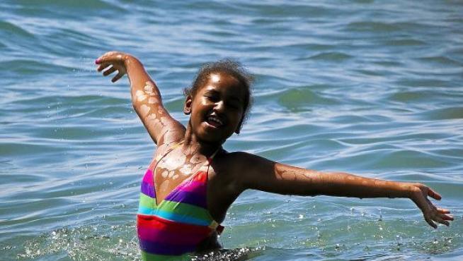 Sasha Obama disfruta del agua en el Beach Club Villa Padierna, ayer en Estepona.