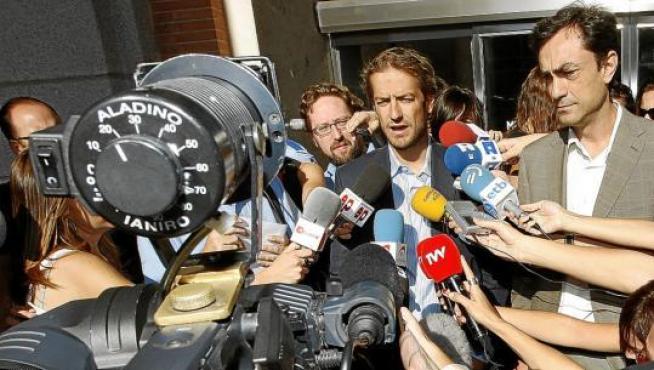 Los responsables del sindicato USCA, tras entregar en el Ministerio de Fomento la petición para entrevistarse con Blanco.