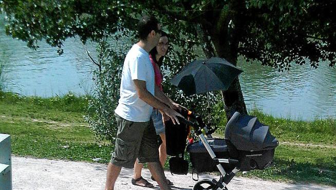 Restos del botellón junto al Ebro, el pasado domingo por la mañana.