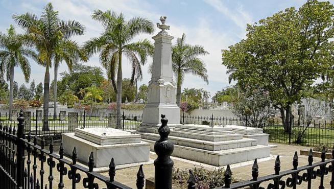 Este mausoleo del cementerio de Santa Ifigenia, en Santiago de Cuba, contiene los restos de 226 soldados. La Asociación Cultural Regreso con Honor ha averiguado que entre ellos hay nacidos en Zaragoza, Teruel, Fraga, Pastriz, Tamarite, Azuara y Sádaba.
