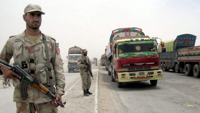Paramilitares paquistaníes patrullan cerca de la frontera afgana en Chaman
