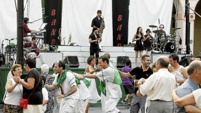 La verbena de ayer por la tarde hizo bailar a muchos oscenses en la plaza de López Allué.