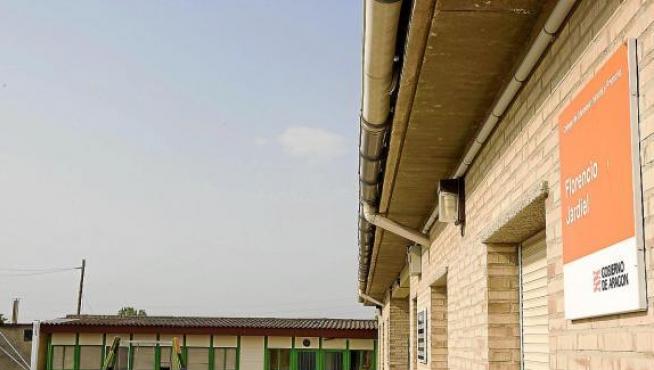Los módulos (al fondo) se encuentran pegados al colegio, construido de ladrillo.
