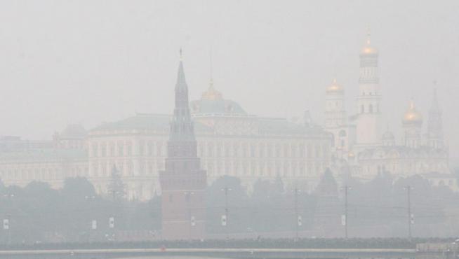 La ciudad de Moscú bajo la niebla causada por el humo de los incendios
