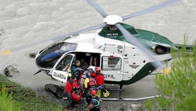 Momento en el que el cuerpo de la fallecida era evacuado en un helicóptero de la Guardia Civil.