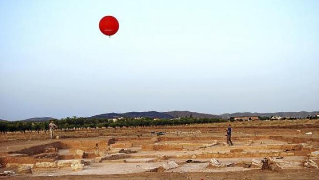 Los topógrafos manejan el globo aerostático teledirigido, ayer en Valdeherrera.