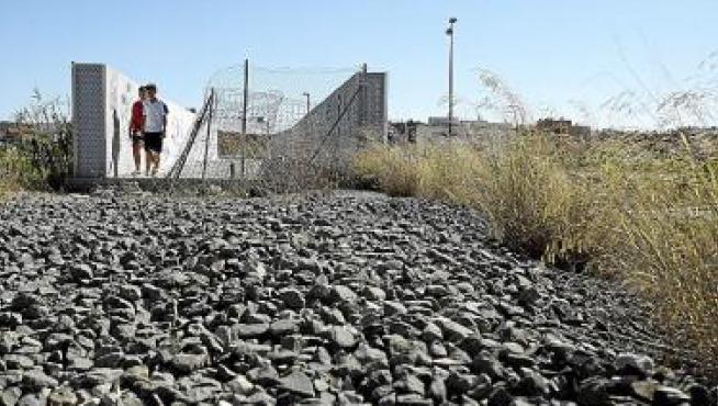 Sin fecha de ejecución. El parón que sufre el entormo del barrio del AVE hace inviable que se acometan las obras de remodelación de este pequeño viaducto hasta que se apruebe el proyecto de urbanización.