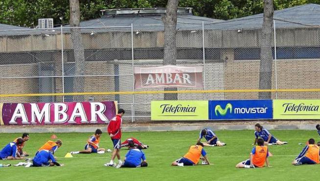 Los jugadores del Real Zaragoza, durante los estiramientos del final del entrenamiento de ayer en la Ciudad Deportiva.