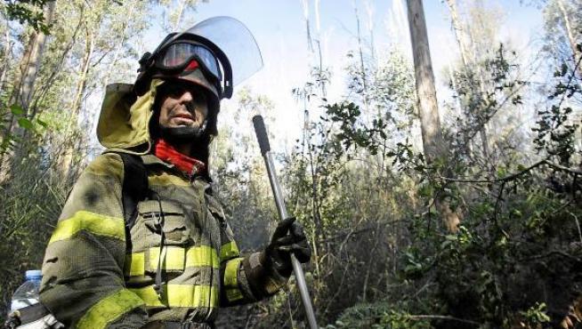 Un brigadista trabaja en la extinción del incendio en el que murieron dos de sus compañeros.