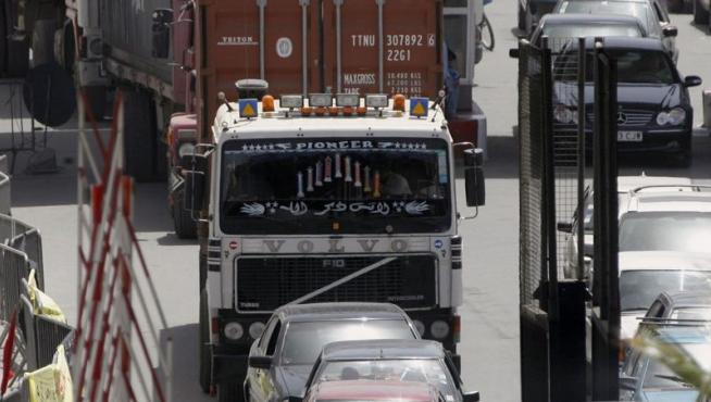El camión que transporta alimentos entra en Melilla.