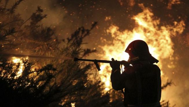 Un bombero trabaja en la zona afectada por el incendio de Pontevedra.
