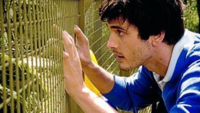 Iván mira a través de las rejas que rodean el internado.