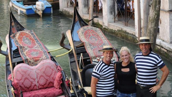 Imagen de archivo de tres gondoleros de Venecia, una de las figuras más típicas de la ciudad italiana.