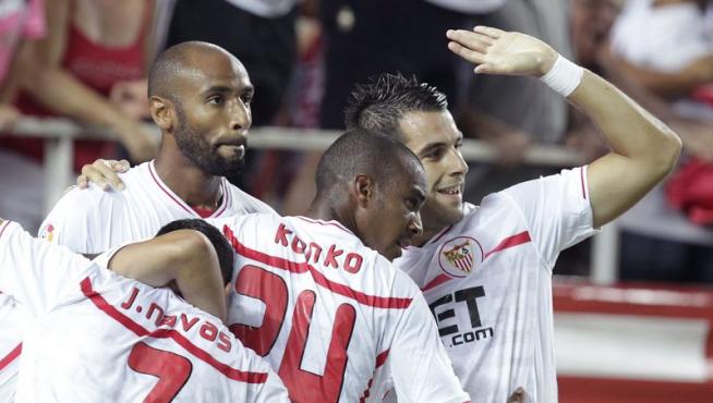 Jugadores sevillistas celebran uno de los goles